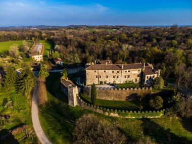 İtalya 'daki güzel ortaçağ şatosunun manzarası