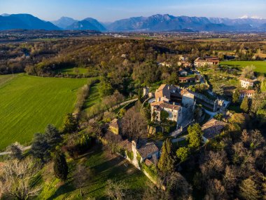 İtalya 'daki güzel ortaçağ şatosunun manzarası