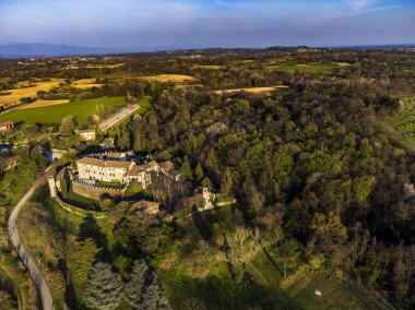 İtalya 'daki güzel ortaçağ şatosunun manzarası