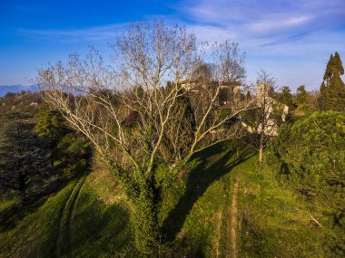 İtalya 'daki güzel ortaçağ şatosunun manzarası