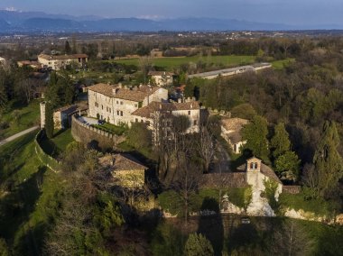 İtalya 'daki güzel ortaçağ şatosunun manzarası