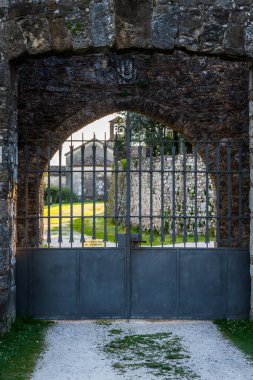 İtalya 'daki güzel ortaçağ şatosunun manzarası