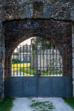 İtalya 'daki güzel ortaçağ şatosunun manzarası