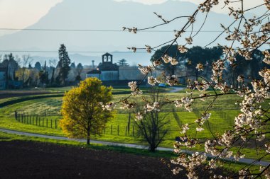 İtalya 'daki güzel ortaçağ şatosunun manzarası