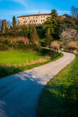 İtalya 'daki güzel ortaçağ şatosunun manzarası