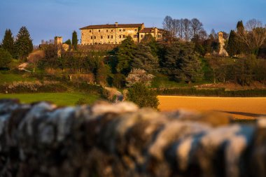 İtalya 'daki güzel ortaçağ şatosunun manzarası