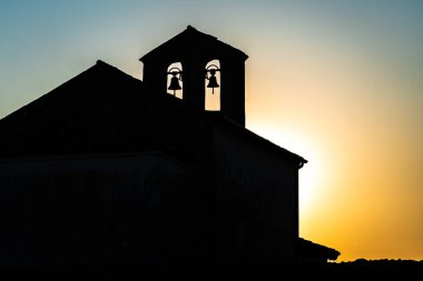 İtalya 'daki güzel ortaçağ şatosunun manzarası