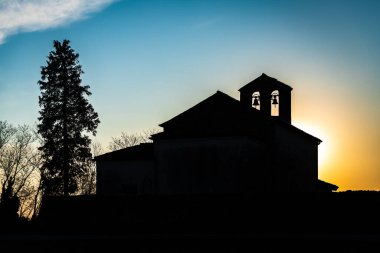 İtalya 'daki güzel ortaçağ şatosunun manzarası