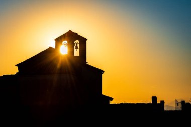 İtalya 'daki güzel ortaçağ şatosunun manzarası