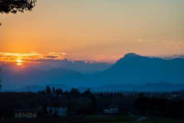İtalya 'daki güzel ortaçağ şatosunun manzarası