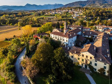 Villafredda 'nın antik köyünün manzaralı görüntüleri. Friuli.