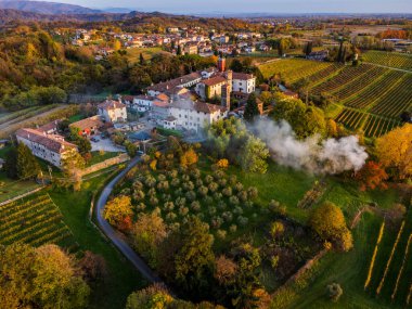 Villafredda 'nın antik köyünün manzaralı görüntüleri. Friuli.