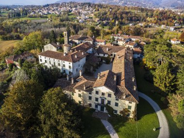 Villafredda 'nın antik köyünün manzaralı görüntüleri. Friuli.