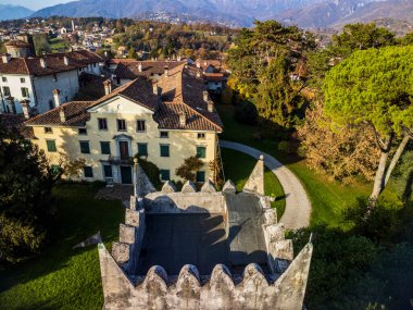 Villafredda 'nın antik köyünün manzaralı görüntüleri. Friuli.