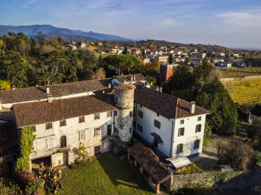 Villafredda 'nın antik köyünün manzaralı görüntüleri. Friuli.