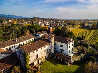 Villafredda 'nın antik köyünün manzaralı görüntüleri. Friuli.