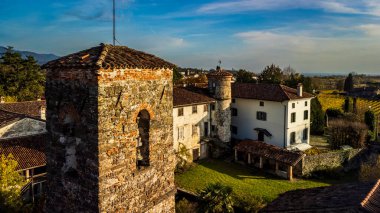 Villafredda 'nın antik köyünün manzaralı görüntüleri. Friuli.