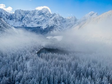 Tarvisio, İtalya 'daki donmuş Fusine göllerinin manzaralı görüntüleri.