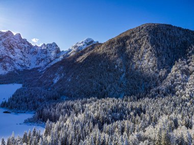 Tarvisio, İtalya 'daki donmuş Fusine göllerinin manzaralı görüntüleri.