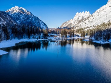 Predil Gölü ve Tarvisio Ormanı 'nda kar büyüsü