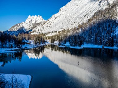Predil Gölü ve Tarvisio Ormanı 'nda kar büyüsü