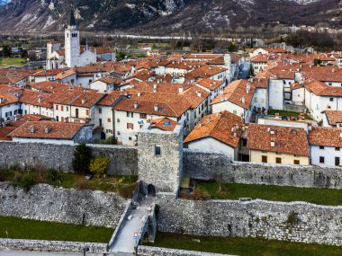 Taştan duvarlarla çevrili antik Venzone kasabasının havadan görünüşü