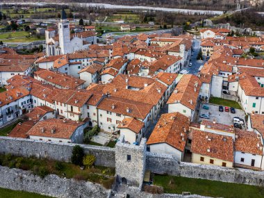 Taştan duvarlarla çevrili antik Venzone kasabasının havadan görünüşü