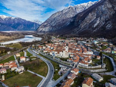 Taştan duvarlarla çevrili antik Venzone kasabasının havadan görünüşü