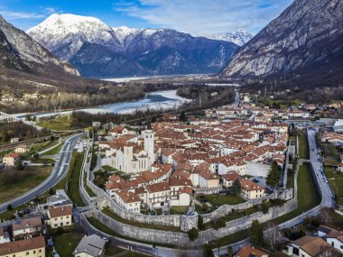 Taştan duvarlarla çevrili antik Venzone kasabasının havadan görünüşü