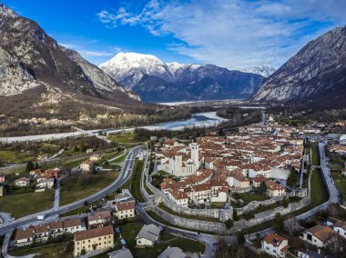 Taştan duvarlarla çevrili antik Venzone kasabasının havadan görünüşü