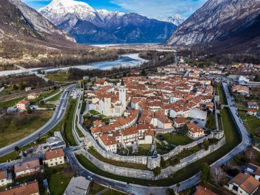 Taştan duvarlarla çevrili antik Venzone kasabasının havadan görünüşü