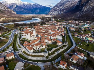 Taştan duvarlarla çevrili antik Venzone kasabasının havadan görünüşü