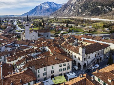 Taştan duvarlarla çevrili antik Venzone kasabasının havadan görünüşü