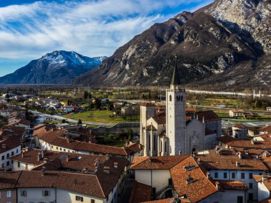 Taştan duvarlarla çevrili antik Venzone kasabasının havadan görünüşü