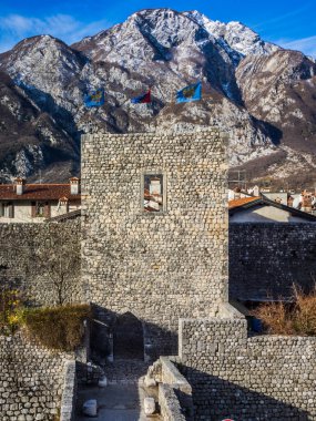 Taştan duvarlarla çevrili antik Venzone kasabasının havadan görünüşü