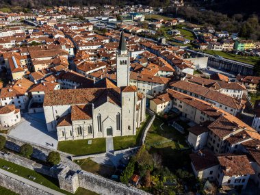 Taştan duvarlarla çevrili antik Venzone kasabasının havadan görünüşü