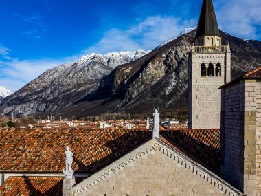 Taştan duvarlarla çevrili antik Venzone kasabasının havadan görünüşü