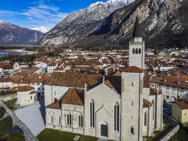 Taştan duvarlarla çevrili antik Venzone kasabasının havadan görünüşü