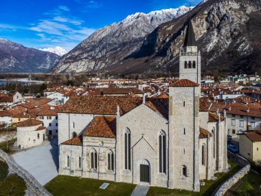 Taştan duvarlarla çevrili antik Venzone kasabasının havadan görünüşü