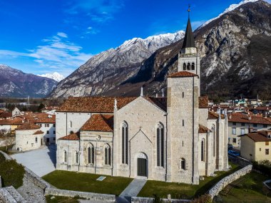 Taştan duvarlarla çevrili antik Venzone kasabasının havadan görünüşü