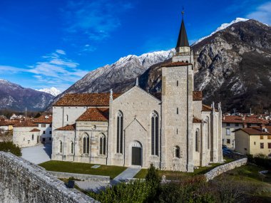 Taştan duvarlarla çevrili antik Venzone kasabasının havadan görünüşü