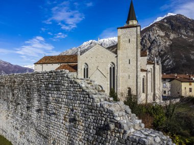 Taştan duvarlarla çevrili antik Venzone kasabasının havadan görünüşü