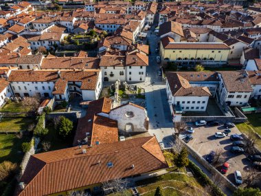 Taştan duvarlarla çevrili antik Venzone kasabasının havadan görünüşü