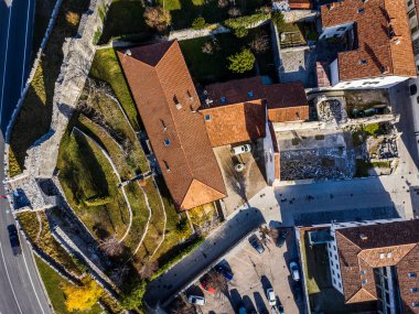 Taştan duvarlarla çevrili antik Venzone kasabasının havadan görünüşü
