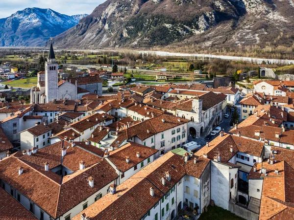 Taştan duvarlarla çevrili antik Venzone kasabasının havadan görünüşü