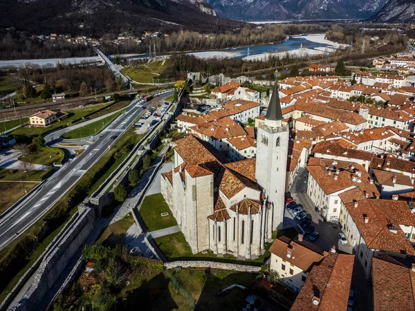 Taştan duvarlarla çevrili antik Venzone kasabasının havadan görünüşü