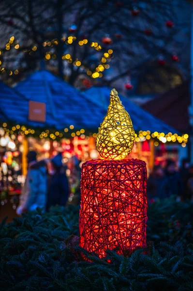 Küçük bir İtalyan kasabasında güzel bir Noel dekorunun yakın çekimi.