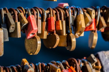 Slovenya 'nın Ljubljana kentindeki köprüde sembolik aşk asma kilitlerinin yakın çekimi