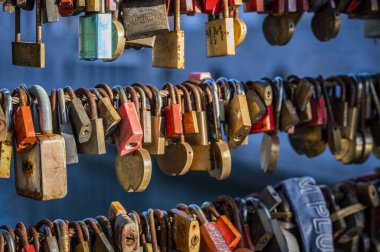 Slovenya 'nın Ljubljana kentindeki köprüde sembolik aşk asma kilitlerinin yakın çekimi