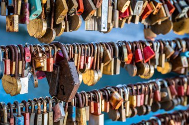 Slovenya 'nın Ljubljana kentindeki köprüde sembolik aşk asma kilitlerinin yakın çekimi